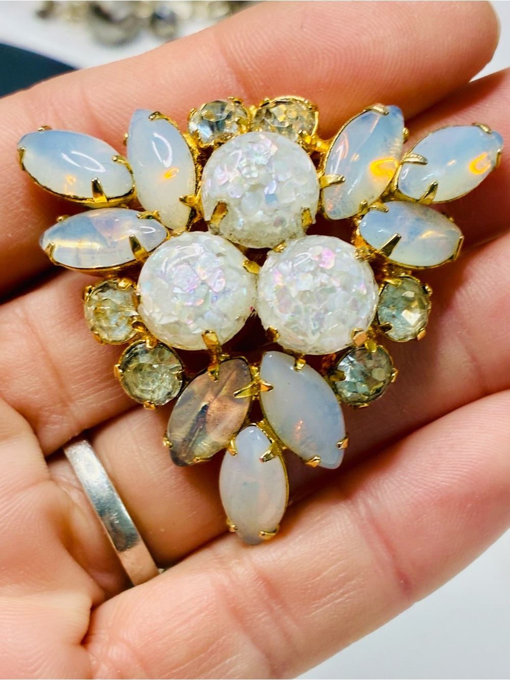 VYG Retro Ladies Gold-Tone White Opalescent Glitter Confetti Cluster Brooch